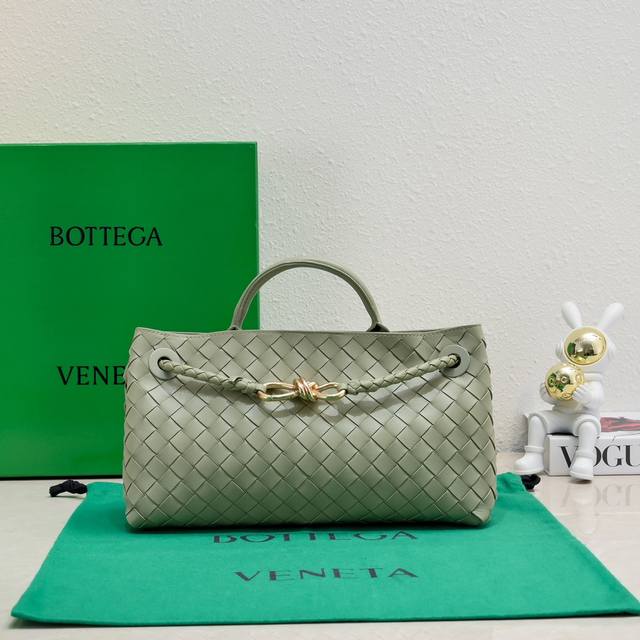 Bottega Veneta 新品横款andiamo手袋 众多明星同款 经典的全身皮革编织搭配金色绳结扣 够沉稳也够潇洒 整体皆由nappa羊皮革制成 舒适柔软