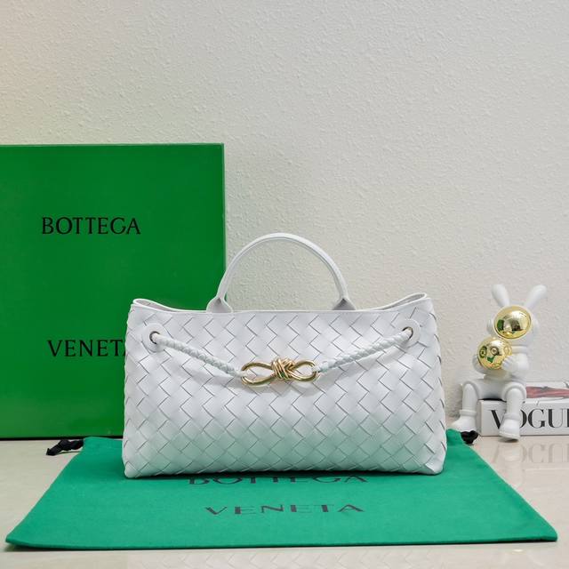 Bottega Veneta 新品横款andiamo手袋 众多明星同款 经典的全身皮革编织搭配金色绳结扣 够沉稳也够潇洒 整体皆由nappa羊皮革制成 舒适柔软