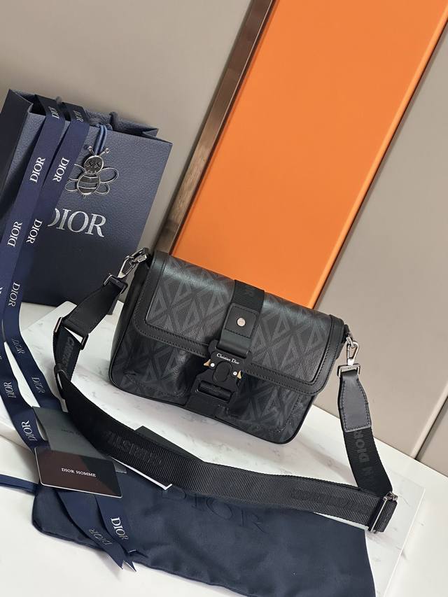 顶级原单 这款 Dior Hit The Road 手袋搭配肩带 是本季新品 将现代风格与 Dior 的高订精神融为一体 采用灰色 Cd Diamond 图案帆