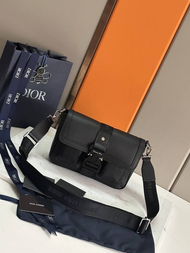 顶级原单 这款 Dior Hit The Road 手袋搭配肩带 是本季新品 将现代风格与 Dior 的高订精神融为一体 采用灰色 Cd Diamond 图案帆