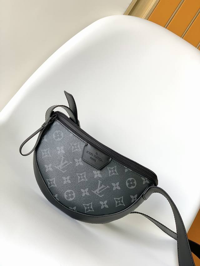 M23 顶级原单 本款 Lv Moon Crossbody 手袋以 Monogram Eclipse 涂层帆布搭配皮革饰边和肩带 考究俊逸气息不言而喻 半月形轮