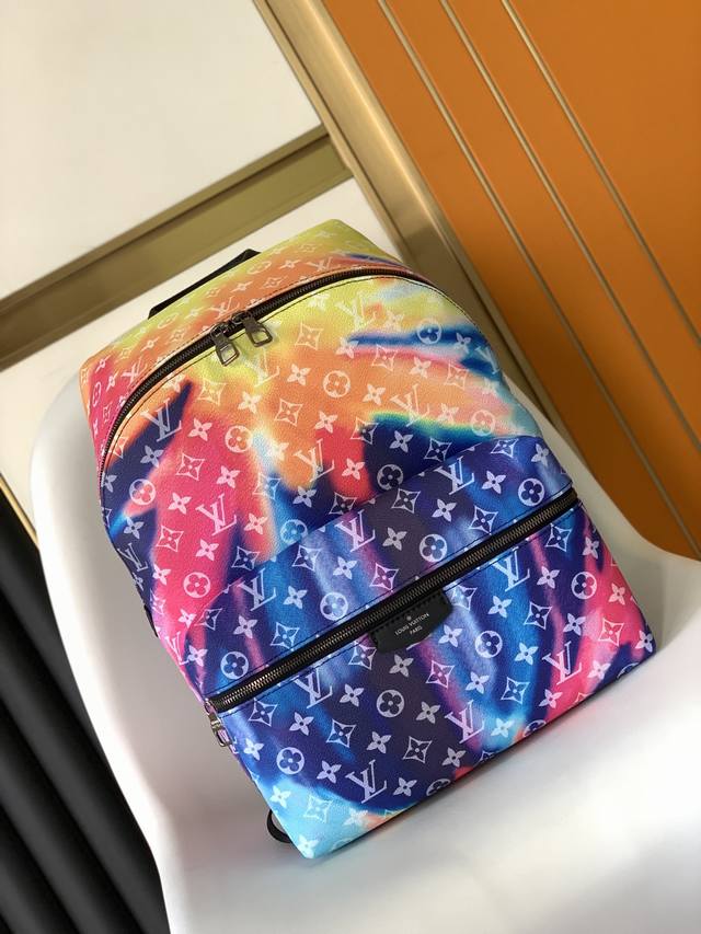 顶级原单m45 本款 Discovery 双肩包极光monogram 花卉和 Lv 字母 取鉴学院风格背包的经典设计 设有 Ipad 口袋 可调节皮革肩带确保舒