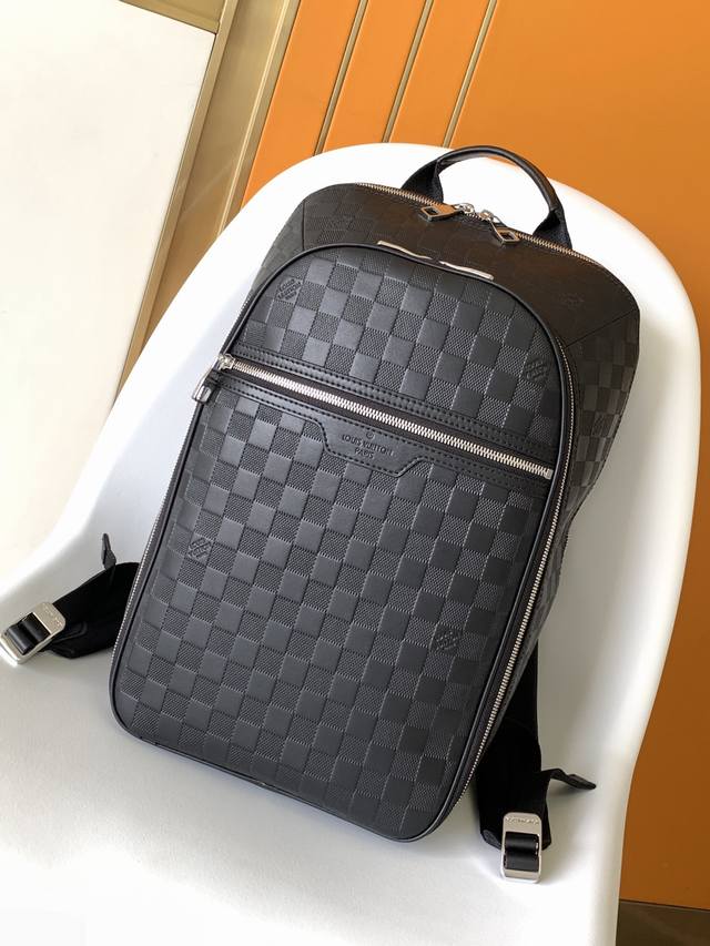 顶级原单 N45287 全皮 本款 Michael 双肩包为 Damier Infini Onyx 皮革压印 Damier 棋盘格纹 构筑设有笔记本电脑隔层的充