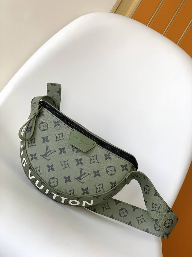 M23838顶级原单 本款 Lv Moon Crossbody 手袋选用柔顺涂层帆布成就简约设计 再以撞色内衬和醒目路易威登字样展露潮流气息 半月形轮廓贴合体型