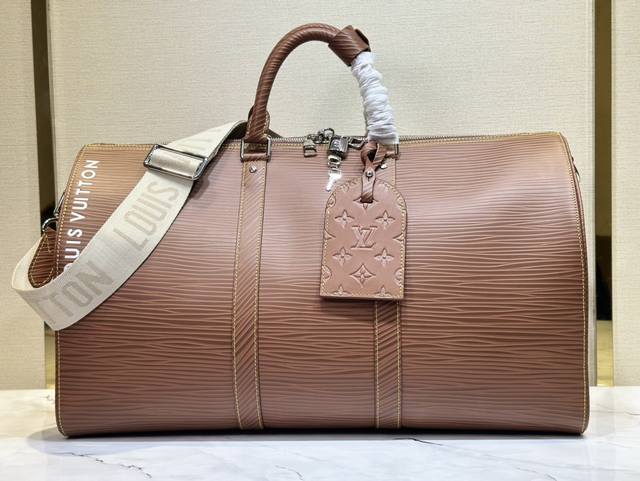 M23721棕色色 水波纹全皮旅行袋系列 本款 Keepall Bandouli re 50 手袋为品牌新式 Epi Xl 粒面皮革浸染鲜艳色调 并在其上压印经