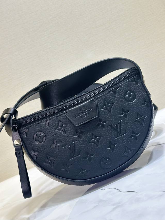 M23 黑色全皮 男包月亮包系列 秋冬新款 Lv Moon Crossbody 手袋 本款 Lv Moon Crossbody 手袋以 Monogram Ecl