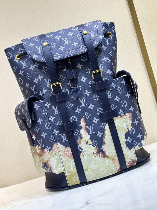 M45419火焰 本款 Christopher 双肩包融合 Monogram Tapestry 帆布 皮革饰边和金属件 为登山包的粗粝质感注入摩登气息 侧边外袋