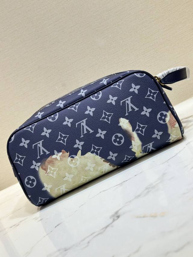 M46696火焰 手拿包洗漱包系列 本款 Dopp Kit 盥洗袋取材 Monogram Macassar 帆布 以皮革饰边的大胆色彩回忆设计师 Virgil