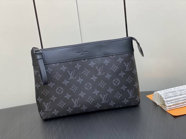 原单精品 M 43黑花 手包手拿包系列 Pochette Voyage Souple 手拿包 Pochette Voyage Souple 手拿包为 Monog