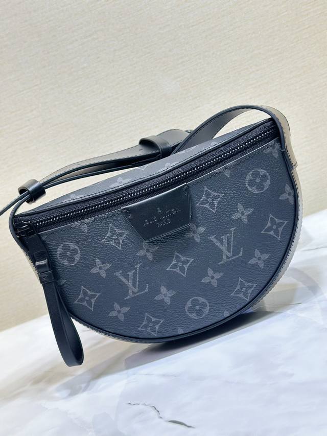 M23 黑花 男包月亮包系列 秋冬新款 Lv Moon Crossbody 手袋 本款 Lv Moon Crossbody 手袋以 Monogram Eclip