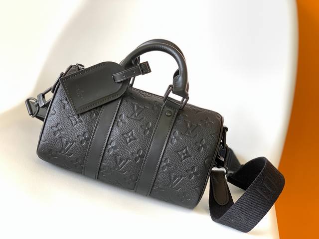 顶级原单 独家实拍m20 黑压花keepall 系列的迷你版本再现新意 Taurillon Monogram 牛皮革塑造经典构型 加固侧带和可拆卸皮革名牌延续标