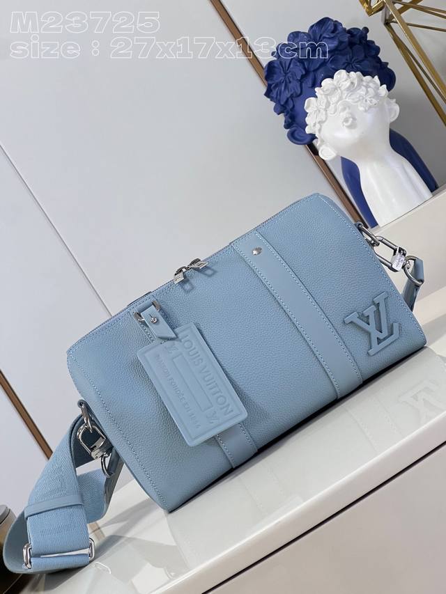 顶级原单 独家实拍 M23 冰川蓝 本款 City Keepall 手袋出自 Lv Aerogram 系列 玲珑构型点缀金属 Lv 字母 再将路易威登标识织入宽