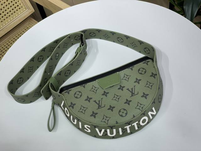 顶级原厂 Lv Moon Crossbody 手袋 M23838绿花 本款lv Moon Crossbody手袋以monogram Eclipse涂层帆布搭配皮