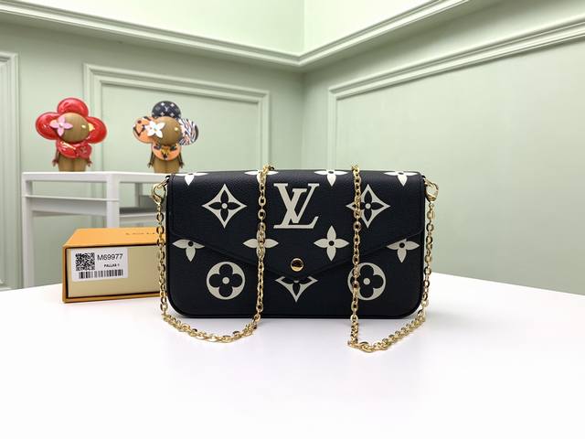 顶级原单 M69977黑色本款 Pochette F licie 链条包为 Monogram Empreinte 皮革描绘 Monogram 印花 其信封式构型