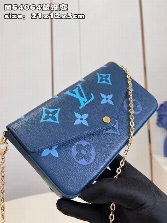 原单 配盒子 M82349蓝 M 64蓝渐变 本款 Pochette F licie 链条包选用 Monogram Empreinte 皮革 以淡雅色彩描绘 M