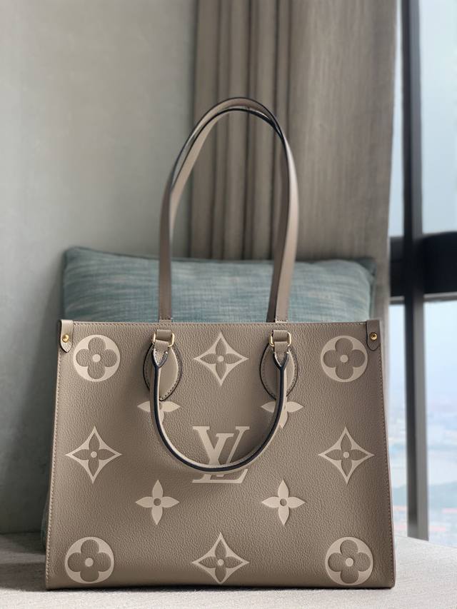 顶级原厂 M45494浅咖 Onthego 小号托特包 本款 Onthego 小号tote 包将 经典图案先印染后压印于柔软粒面牛皮 其充裕内里可容纳笔记本电脑