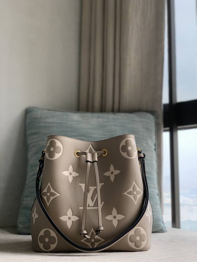 M 55灰 本款 N ono 中号水桶包将 Lv 字母和 Monogram 花卉先印染后压印于皮革 以瞩目观感迷惑视觉 内袋可妥善安置贵重物品 可调节肩带实现肩