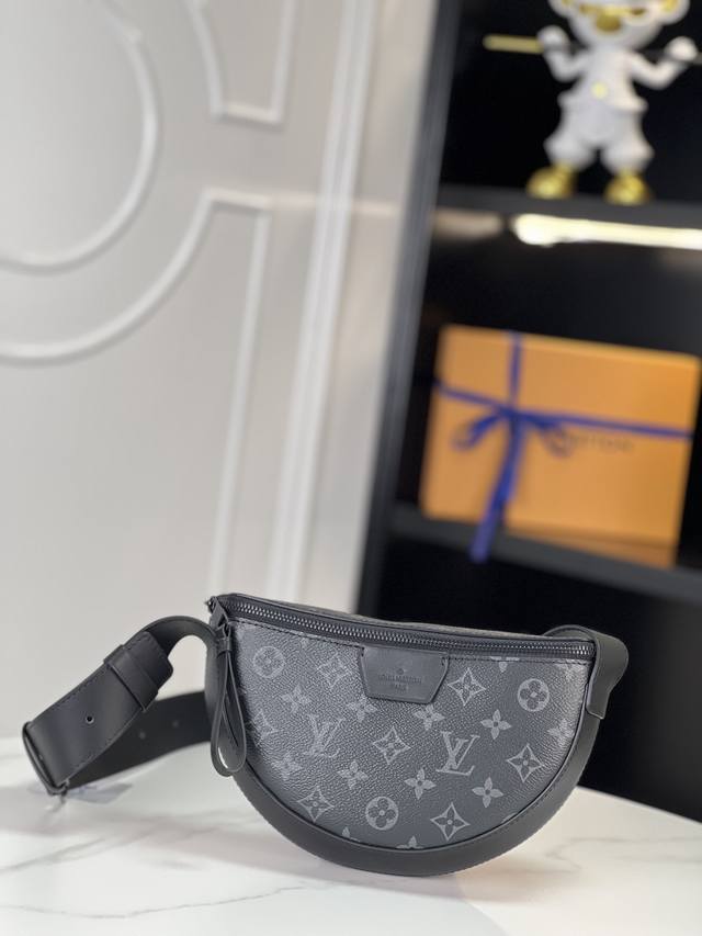 顶级原厂 M23 独家实拍 本款 Lv Moon Crossbody 手袋以 Monogram Eclipse 涂层帆布搭配皮革饰边和肩带 考究俊逸气息不言而喻