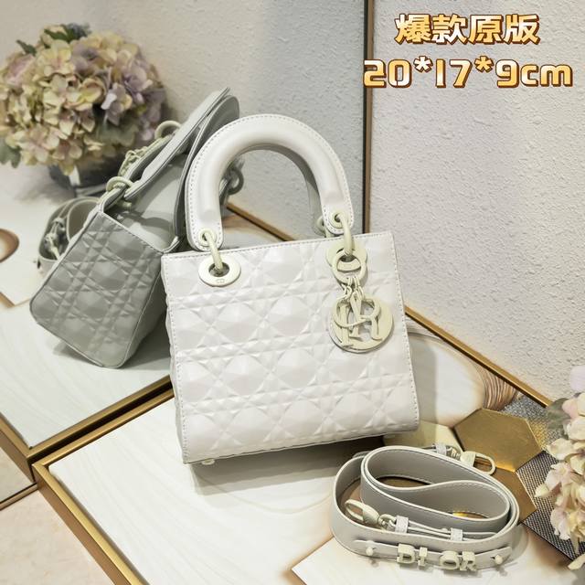 Lady D Ior Mini20Cm 白色 尺寸:20 X 17 X 9 Cm 这款 Lady 手袋集中体现了 对典雅和美丽的深刻洞见 高雅经典 经久不衰 采