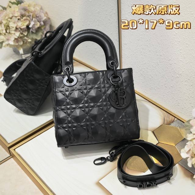 Lady D Ior Mini20Cm 黑色 尺寸:20 X 17 X 9 Cm 这款 Lady 手袋集中体现了 对典雅和美丽的深刻洞见 高雅经典 经久不衰 采