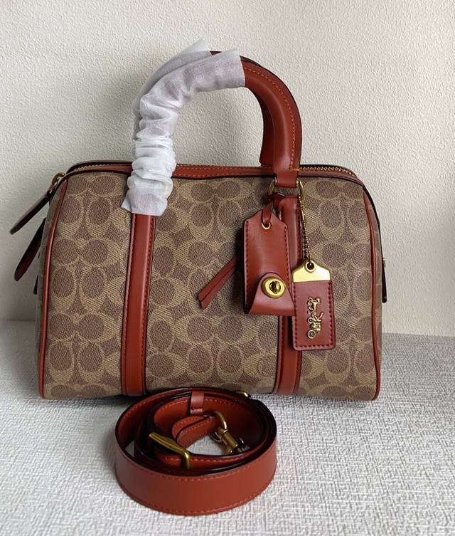 Coach9月新品cp299 这款rubysatchel25真的超级超级好看特别 手提手柄复古大气 老花轻便耐看 自带长肩带可以斜款单肩 辨识度超高 超耐看的一