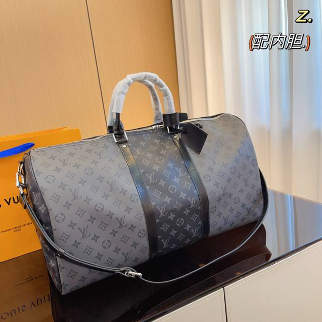 配内胆 Lv 路易威登联名款keepall55 斜跨包旅行包 一只帅气能装的旅行袋 时尚爆发款火热来袭 经典设计大气可观男女通用款 包包采用原版皮质 超级厚实