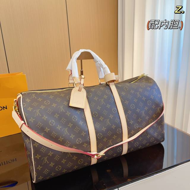 配内胆 Lv 路易威登联名款keepall55 斜跨包旅行包 一只帅气能装的旅行袋 时尚爆发款火热来袭 经典设计大气可观男女通用款 包包采用原版皮质 超级厚实