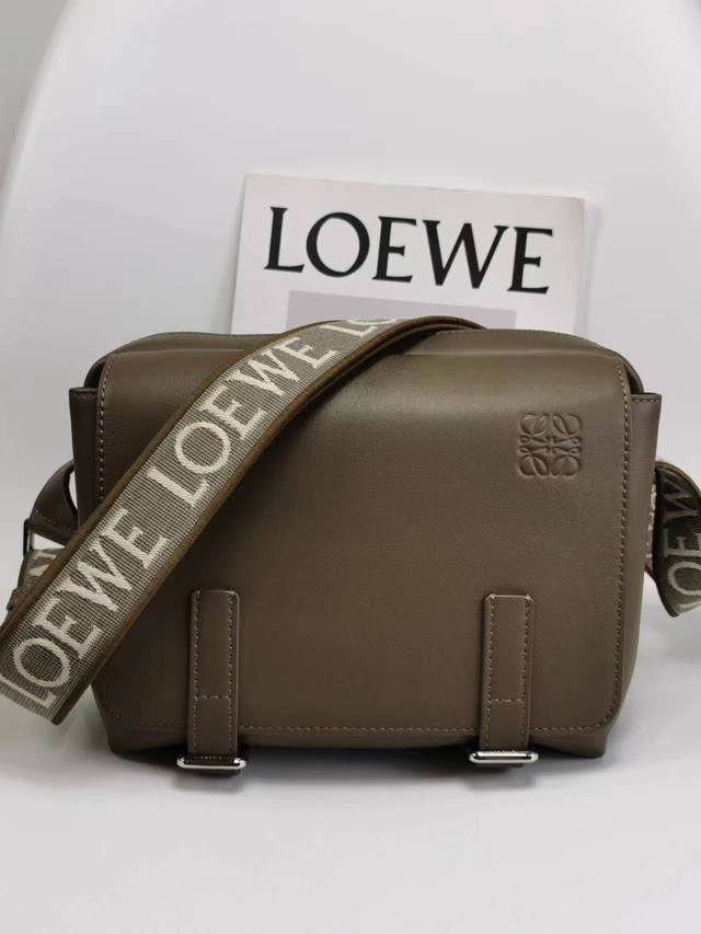 原厂皮 Ddd Loewe 新款xs邮差包 Ddd A74 冬季棕 Ddd :尺寸 23-18-9Cm Ddd Military Messenger经典信使包