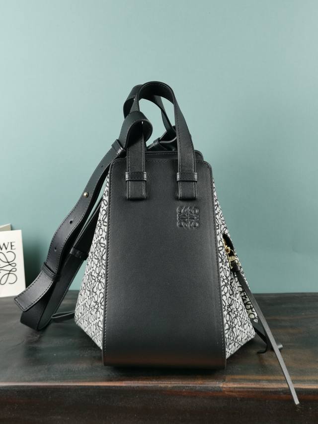 原厂皮 Ddd Loewe Ddd 专柜最新hammock Bag Anagram 吊床包小号以优雅和流线的外观著称不仅时髦还非常具有实用精神 有肩背 斜背以及