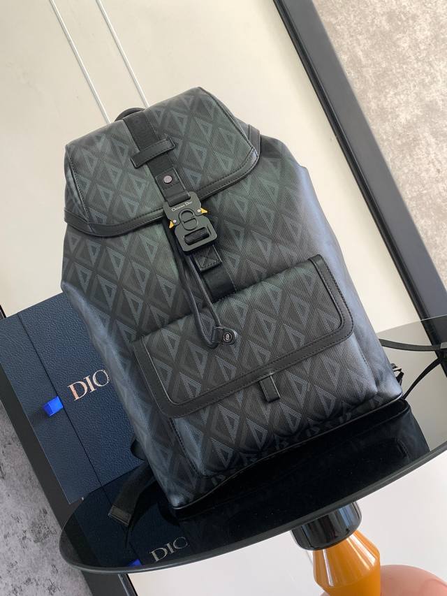 正品级 Ddd 顶级 这款 Dior Hit The Road 双肩背包是本季的全新款式 将现代风格与 Dior 的高订精神融为一体 采用黑色 Cd Diamo