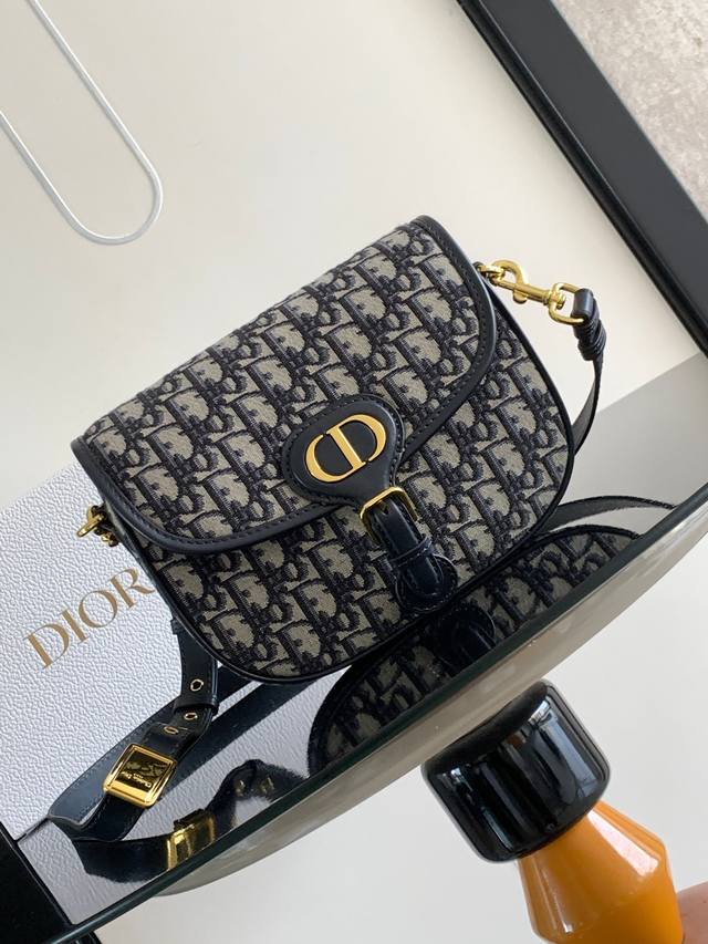 正品级 Ddd 这款 Dior Bobby 手袋为单肩包款式 彰显高雅的轮廓与协调的比例 采用蓝色提花面料精心制作 饰以 Oblique 印花 复古金色饰面金属