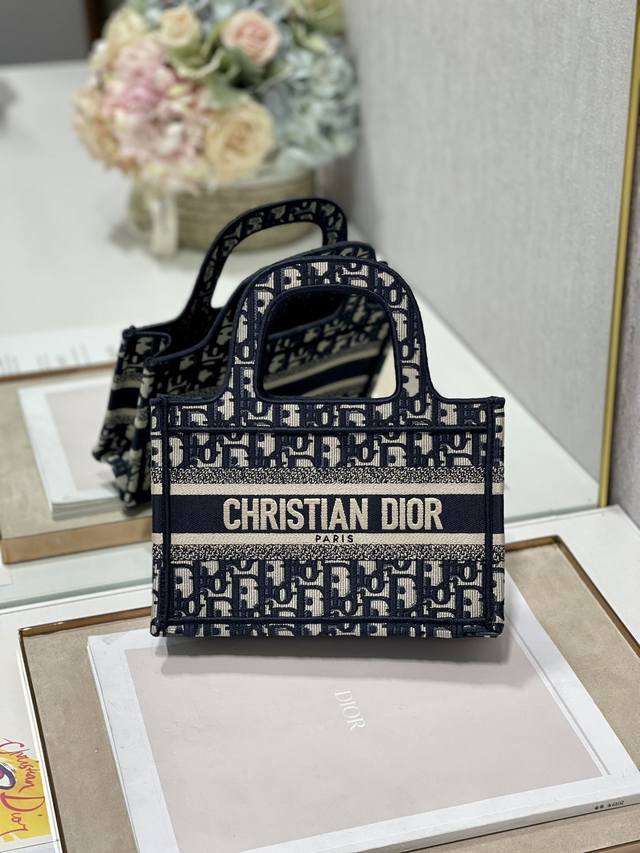 高版本500 Ddd 蓝d 迷你号 Ddd Dio R Mini Book Tote Ddd 复古又时髦的凹造型单品精湛的刺绣工艺完美呈现 随手一搭就能给搭配带