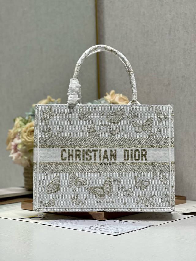 正品级 Ddd 金蝴蝶 中号 Ddd Dior Book Tote 购物袋 Ddd 这款book Tote手袋灵感来自女装创意总监玛丽亚 嘉茜娅 蔻丽 Mari