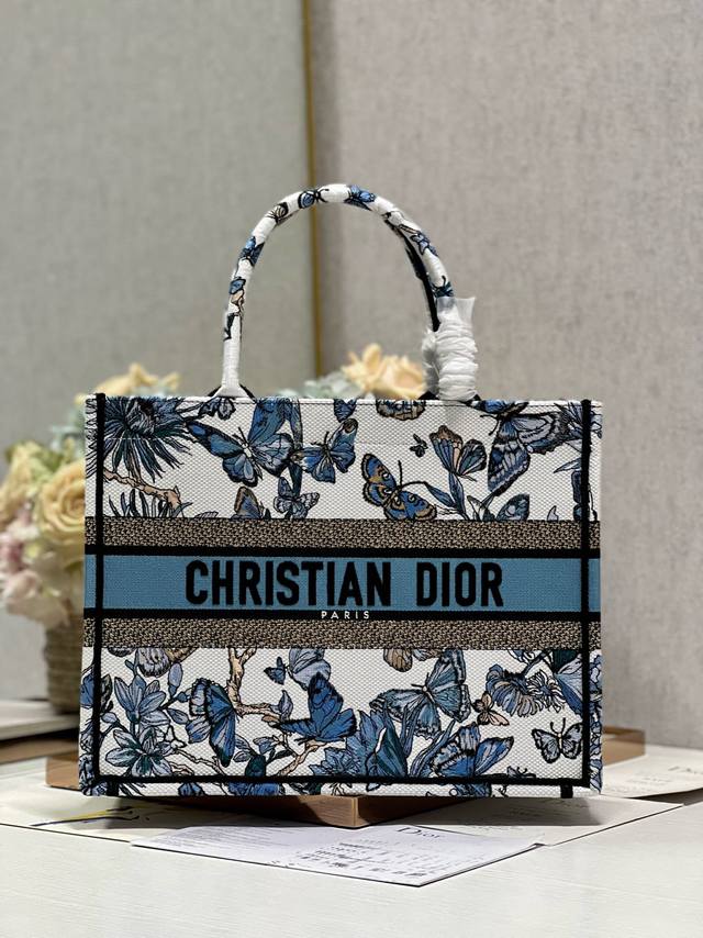 正品级 高版本 Ddd 蓝蝴蝶 中号 Ddd Dior Book Tote 购物袋 Ddd 这款book Tote手袋灵感来自女装创意总监玛丽亚 嘉茜娅 蔻丽