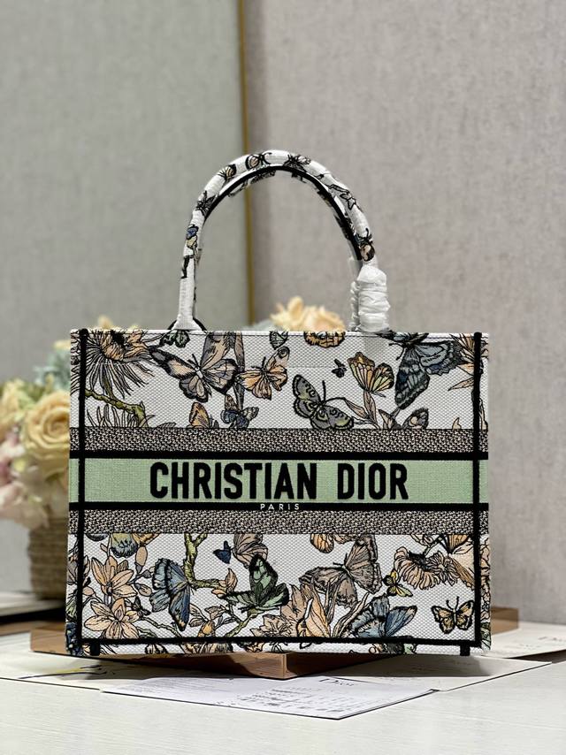 正品级 高版本 Ddd 绿蝴蝶 中号 Ddd Dior Book Tote 购物袋 Ddd 这款book Tote手袋灵感来自女装创意总监玛丽亚 嘉茜娅 蔻丽