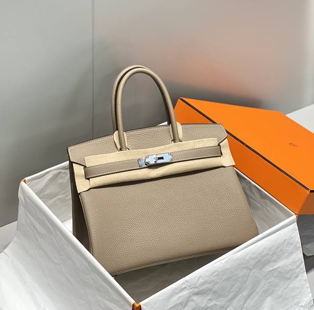 正品级 Ddd Ddd B 斑鸠灰 银 Ddd 相信就算对时尚不感兴趣的人都应该知道birkin Bag铂金包的大名 Ddd 而在众多奢侈品包包中 出镜最高频率