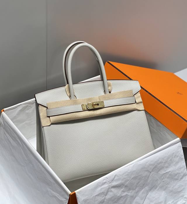 正品级 Ddd Ddd B 白 Ddd 相信就算对时尚不感兴趣的人都应该知道birkin Bag铂金包的大名 Ddd 而在众多奢侈品包包中 出镜最高频率 也最亮