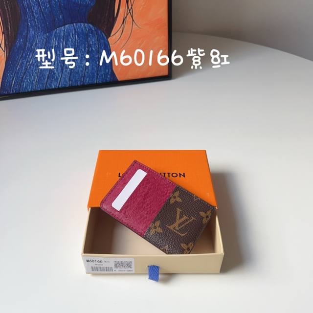 独家-顶级 M60166紫红 以 Monogram Macassar 帆布制成的 Neo 卡包是携带重要卡片的首选 皮革饰边使路易威登经典图案更加抢眼 详细特征