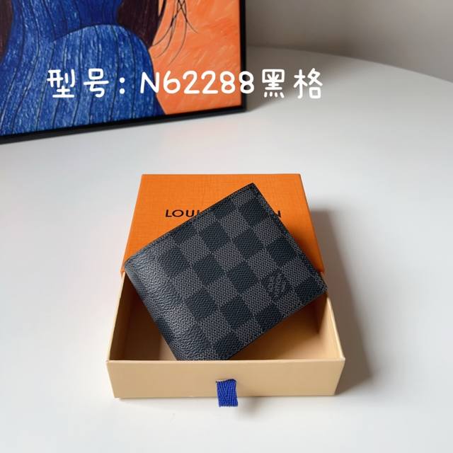 独家-顶级 N62288黑格 这款 Damier Graphite 零钱 纸钞与信用卡夹重新运用了经典的设计 现代 实用 是眼光独到的都市时尚男士的理想选择 详