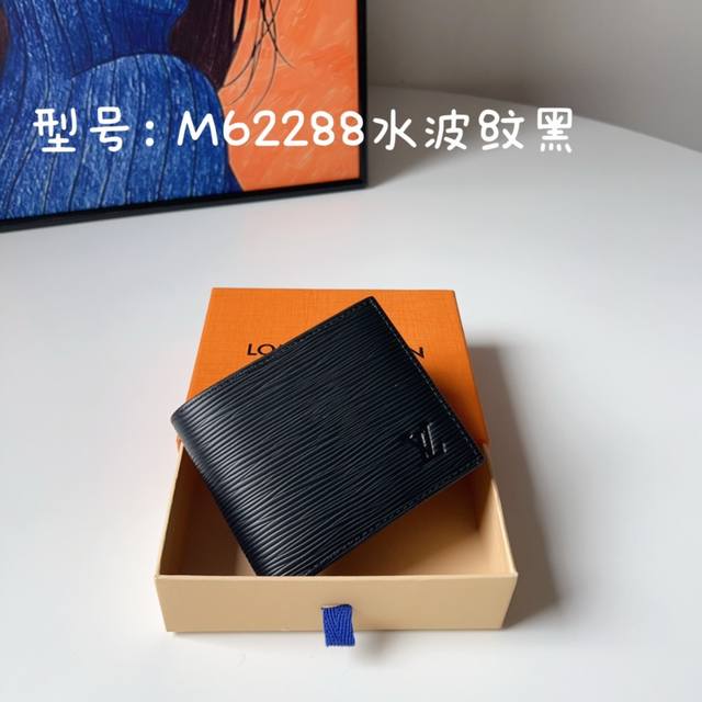 独家-顶级 M62288水波纹黑 这款 Damier Graphite 零钱 纸钞与信用卡夹重新运用了经典的设计 现代 实用 是眼光独到的都市时尚男士的理想选择