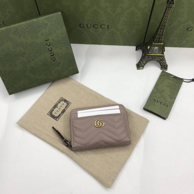 原厂皮 配绿盒包装 671772Gucci Aria 系列探索了档案设计 重新诠释了品牌的标志性代码 Gg Marmont 采用黑色皮革制成 随着带拉链开合的马