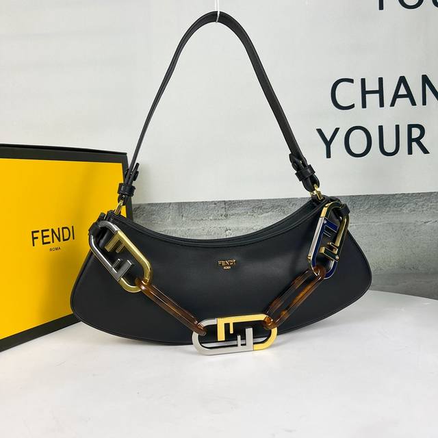 Fendi最新半月型腋下包领先出货 Fendi O Lock包在皮具世界首次亮相 Fendi以90年代为灵感 采用简约时的剪裁 拥有完美的臂下姿态 这是当下最潮