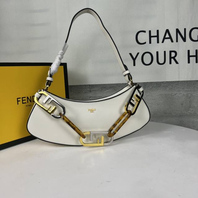 Fendi最新半月型腋下包领先出货 Fendi O Lock包在皮具世界首次亮相 Fendi以90年代为灵感 采用简约时的剪裁 拥有完美的臂下姿态 这是当下最潮