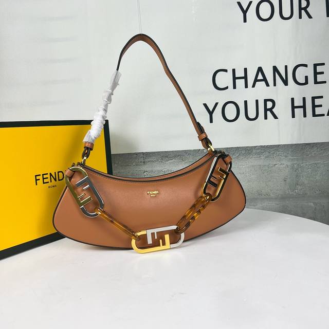 Fendi最新半月型腋下包领先出货 Fendi O Lock包在皮具世界首次亮相 Fendi以90年代为灵感 采用简约时的剪裁 拥有完美的臂下姿态 这是当下最潮