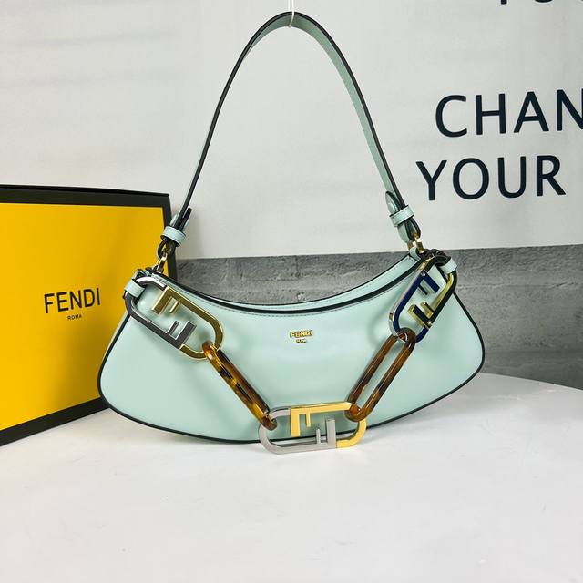 Fendi最新半月型腋下包领先出货 Fendi O Lock包在皮具世界首次亮相 Fendi以90年代为灵感 采用简约时的剪裁 拥有完美的臂下姿态 这是当下最潮