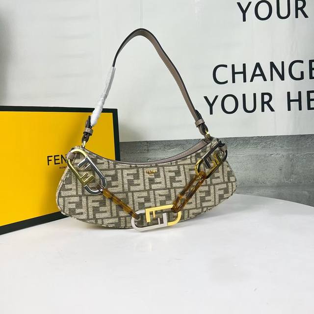 Fendi最新半月型腋下包领先出货 Fendi O Lock包在皮具世界首次亮相 Fendi以90年代为灵感 采用简约时的剪裁 拥有完美的臂下姿态 这是当下最潮