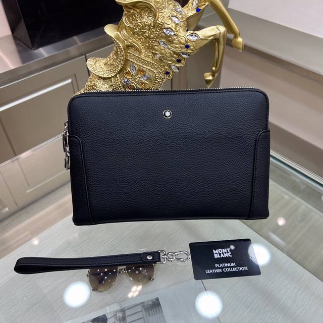 新品 Montblanc Lnternational 万宝龙 最新款手拿包 不但包型做得好 而且品质也非常精细 采用进口牛皮 半定型设计 带密码锁 款式简单大方