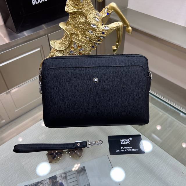 新品 Montblanc Lnternational 万宝龙 最新款手拿包 不但包型做得好 而且品质也非常精细 采用进口牛皮 半定型设计 带密码锁 款式简单大方