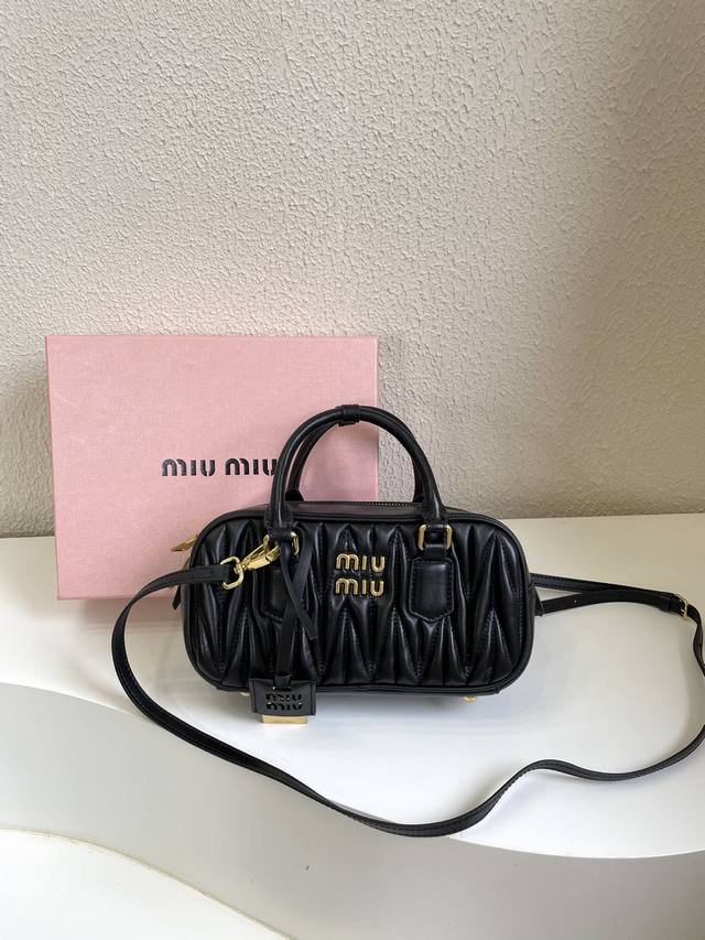 Miumiu缪缪 配盒新品保龄球包包 官网主推 今年绝对爆款式 顶级进口小羊皮 Miu家独具风格matelasse图案 包身精致立体有型 正面刻字徽标与皮革颜色