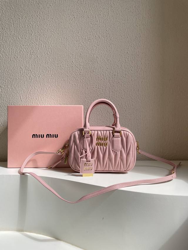 Miumiu缪缪 配盒新品too Pretty保龄球手袋 采用进口小羊皮经典品牌标志性matelasse纹理绣花 复古磨砂五金 保留了应有的俏皮感 包型整体硬挺